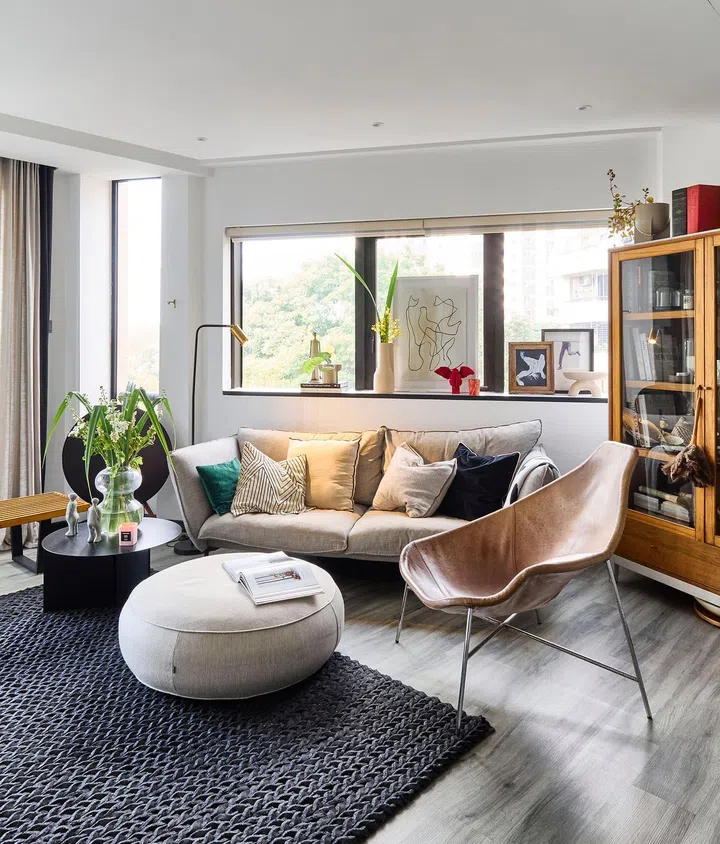 Living room in a 1,080 sq ft 2-bedroom Bayshore Park condo.