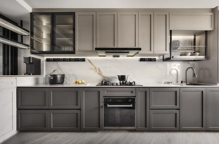 Shaker style kitchen cabinets in this 1,303 sq ft Tampines 5-room HDB.