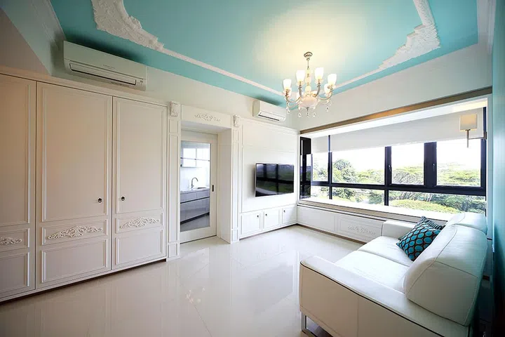 The unexpected splash of tiffany blue against the decorative ceiling moulding mirrors the blue skies outside and brings a fresh air into the home’s interior.