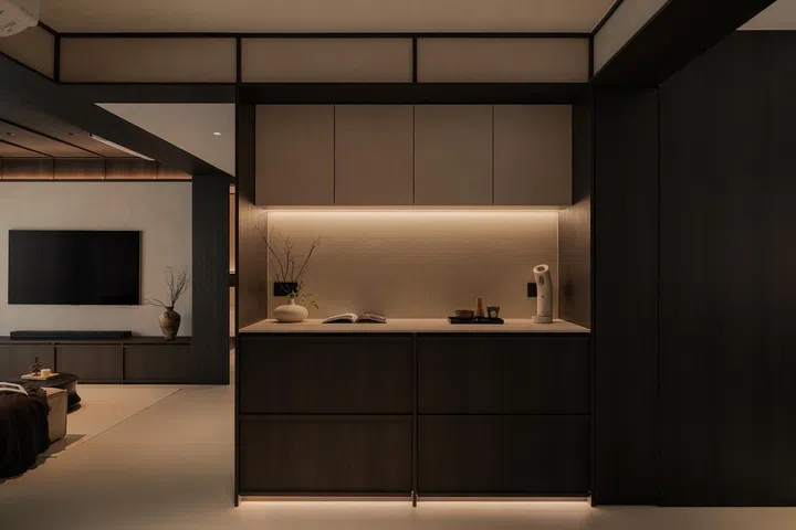 Dark timber continues uninterrupted through the pantry, visually connecting the communal spaces while reinforcing the home’s layered material palette.