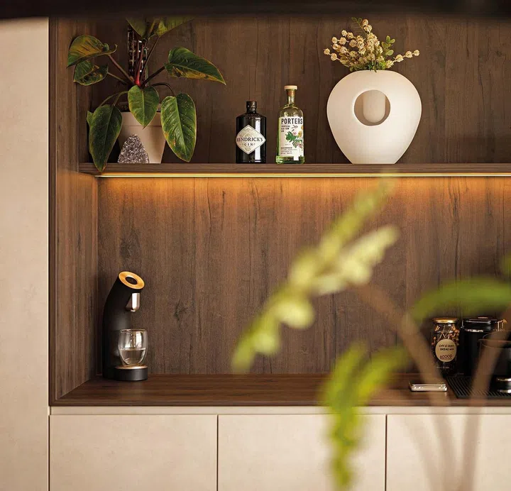 The dry pantry’s
opening is
framed with a
wooden texture
that helps to
establish a
focus amidst
the limewash
textures.