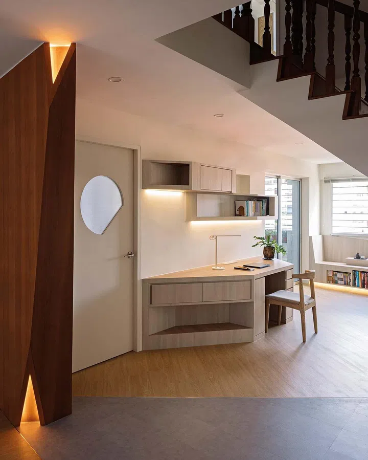 The double volume stairwell is like a notional courtyard defined by the entrance cabinet and staircase. It creates a layering of spaces and offers a pause in the spatial progression.