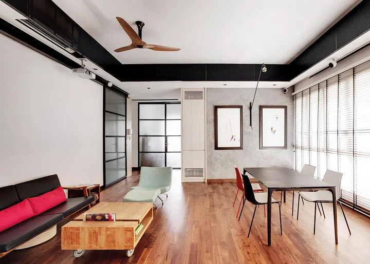 The original false ceiling was removed to increase the height of the common areas, leaving a drop around the ceiling border to hide utilities such as the air-conditioning unit.