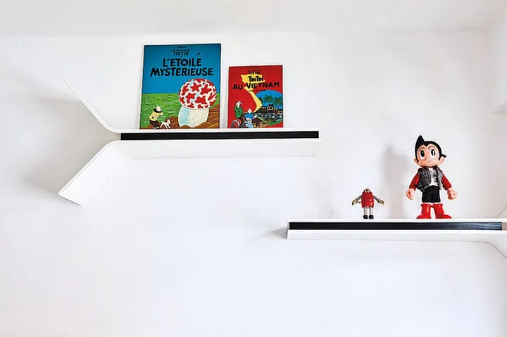 A toy collector, Lilian loves to travel and buy cool decor and accessories, including the two Tintin decor pieces from Vietnam. She bought the shelves from Luxur Home.