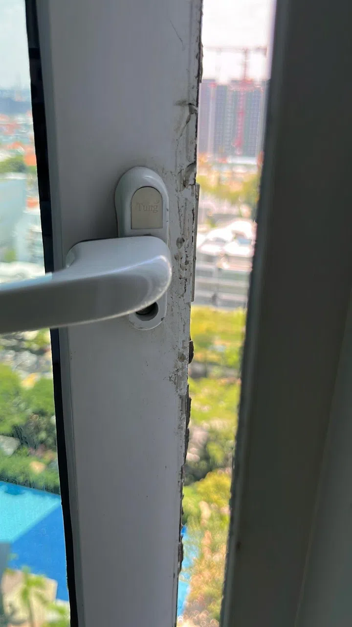 Wear around handles and frames is common in older windows—early signs that fittings and seals may be failing.	