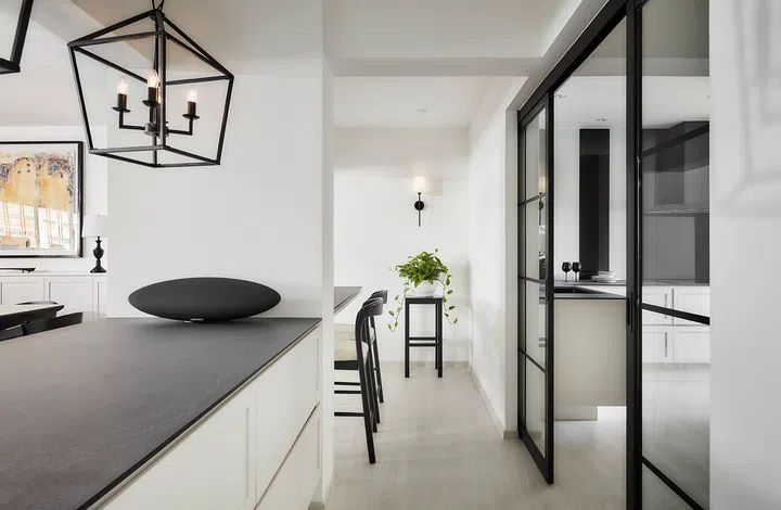 A bar counter separating the kitchen (behind the sliding doors) and the living area offers space for crowds to break into smaller groups during gatherings. 