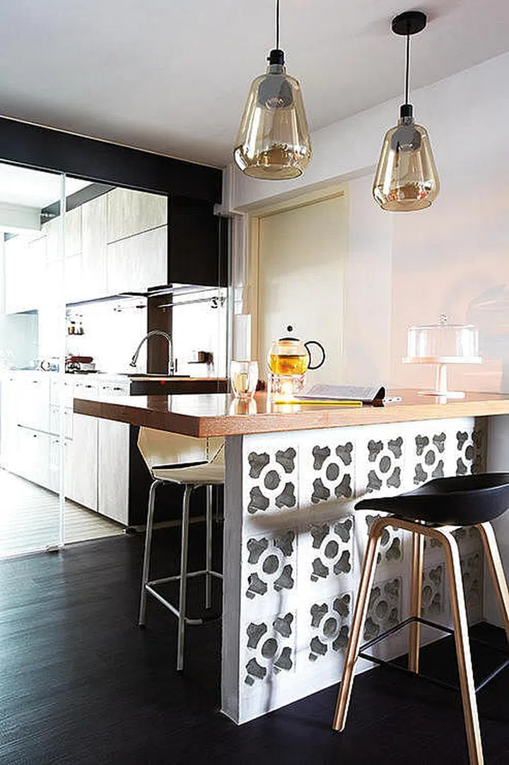 Vintage-look ventilation blocks were used to build a decorative support for the dining table.