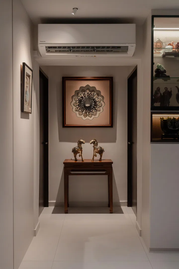 On either side of the corridor end are the two bedrooms: the master bedroom and the second bedroom, where Doris’ helper stays. 