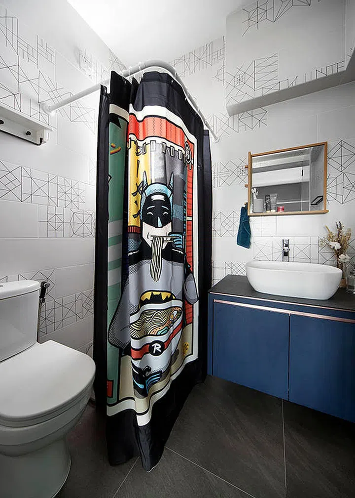 Line motifs and a printed shower screen create a casual and artsy atmosphere in the bathroom. Interior design: The Scientist