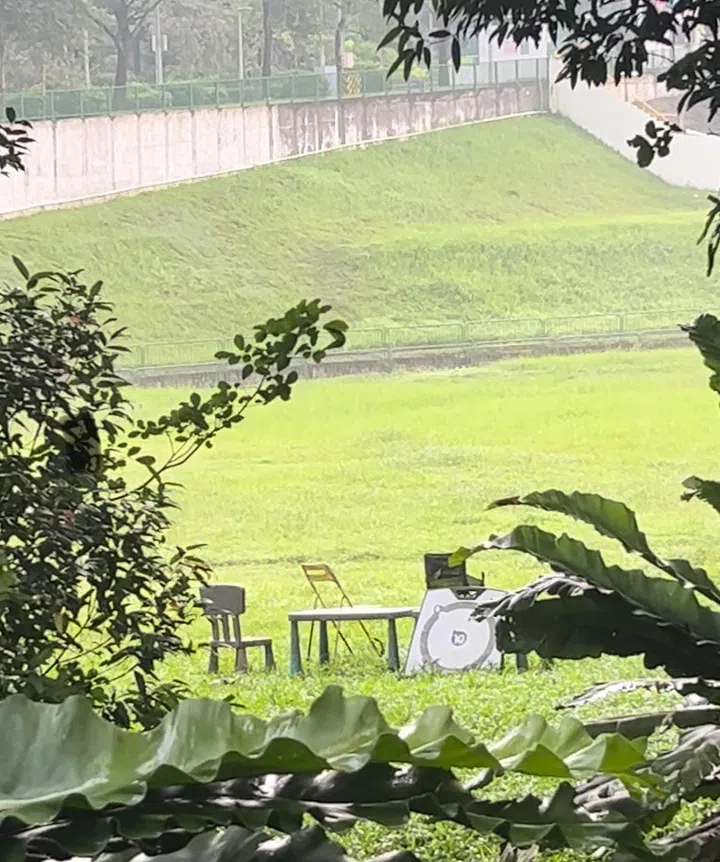 Most estates at Jalan Hang Jebat face the vast green field under Portsdown Avenue. Residents use this land frequently, and a set of tables and mismatched chairs sat in the middle of the field.