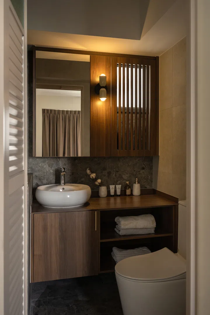 Textured tiles and dark wood cabinetry come together to create a space that feels thoughtful, fresh, and quietly luxurious. Image from Studio L’arc.

