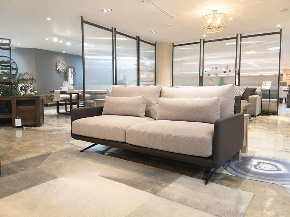 Ashley Furniture Furlano Loveseat (RRP: $2,439)Dimension: L188 X D96 X H85 cm. High quality polyester fabric, easy cleaning. High-density foam and spring box in seat cushion. High quality polyester/polyurethane exterior upholstery. Powder coated metal leg1 lumbar pillow per seat.