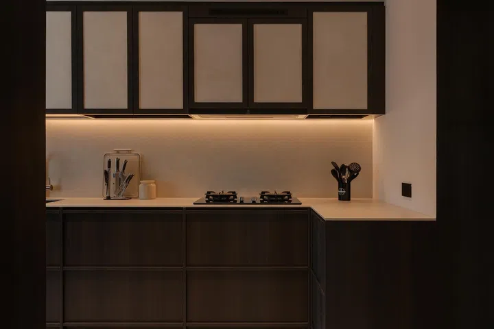 Clean-lined cabinetry and integrated smart lighting keep visual distractions to a minimum, allowing the material palette and craftsmanship to take focus.
