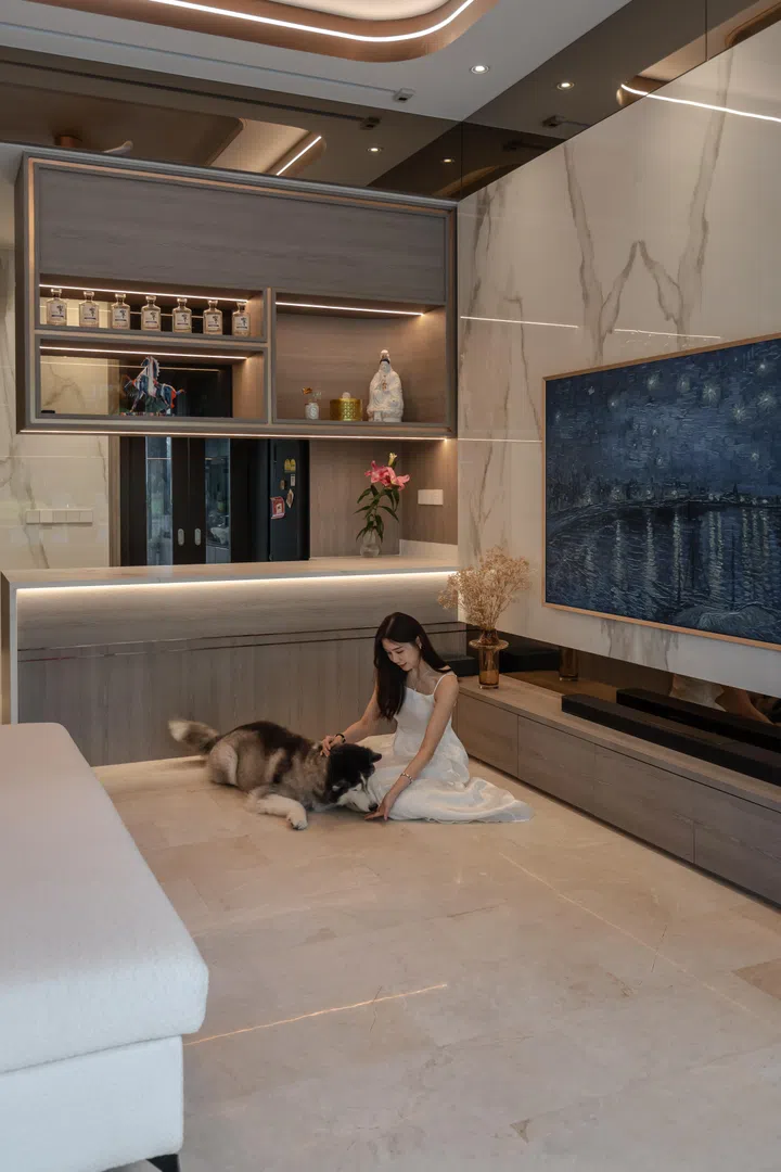 A dedicated Guanyin feature was carefully integrated into the living space, balancing the family’s spiritual priorities with the home’s modern luxury aesthetic.
