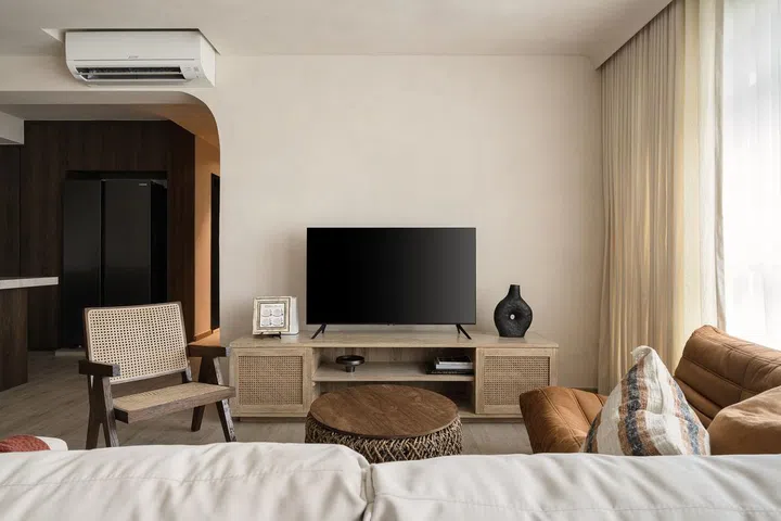 Living room in a 5-room resale HDB in Edgedale Plains.