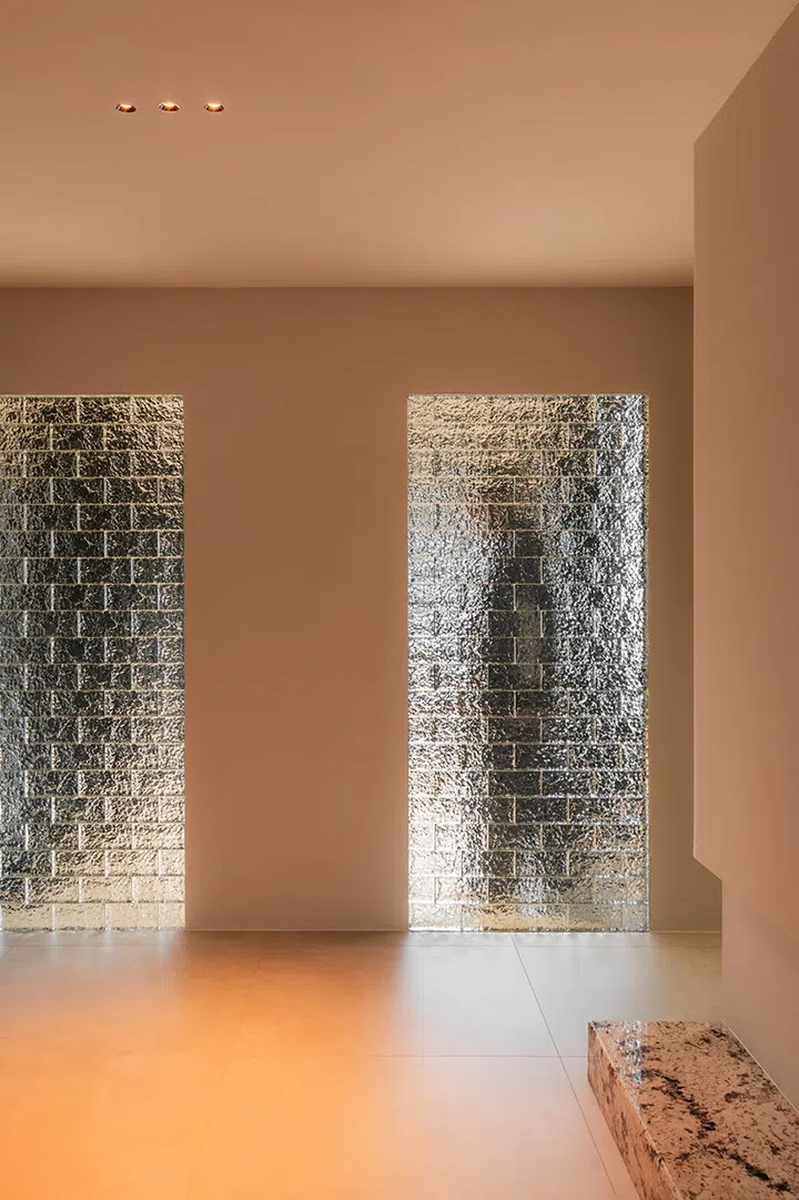 The glass feature wall is perfect for playing around with light and reflections. 