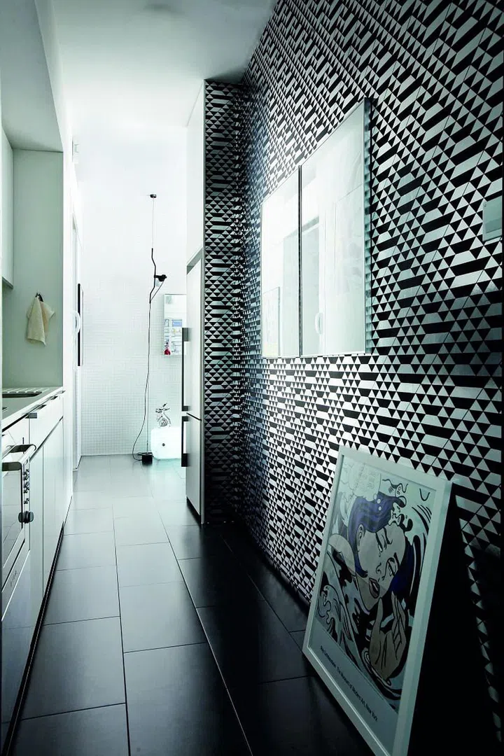 On this white palette, texture and pattern are layered to create exciting multi-dimensional surfaces. The repeated geometric patterns on the wallpaper help to create a sense of infinity.