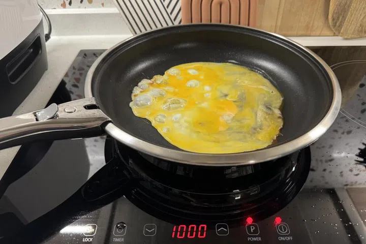 Cooking scrambled eggs on the WMF Click & Serve frying pan.
