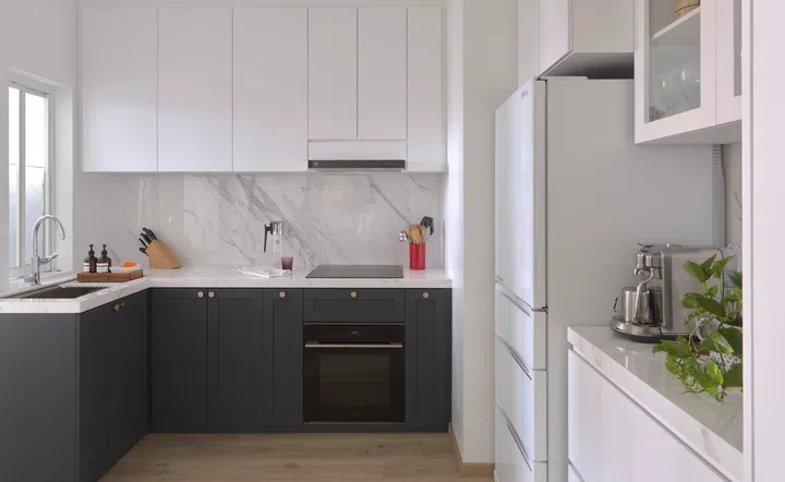 The induction stove and hob are from Bertazzoni, and the oven is from Whirlpool. Another impressive and thoughtful kitchen feature is the deep workstation sink from Kohler. It’s a fantastic option if your home is dishwasher-free. The tap and mixer are Grohe. 