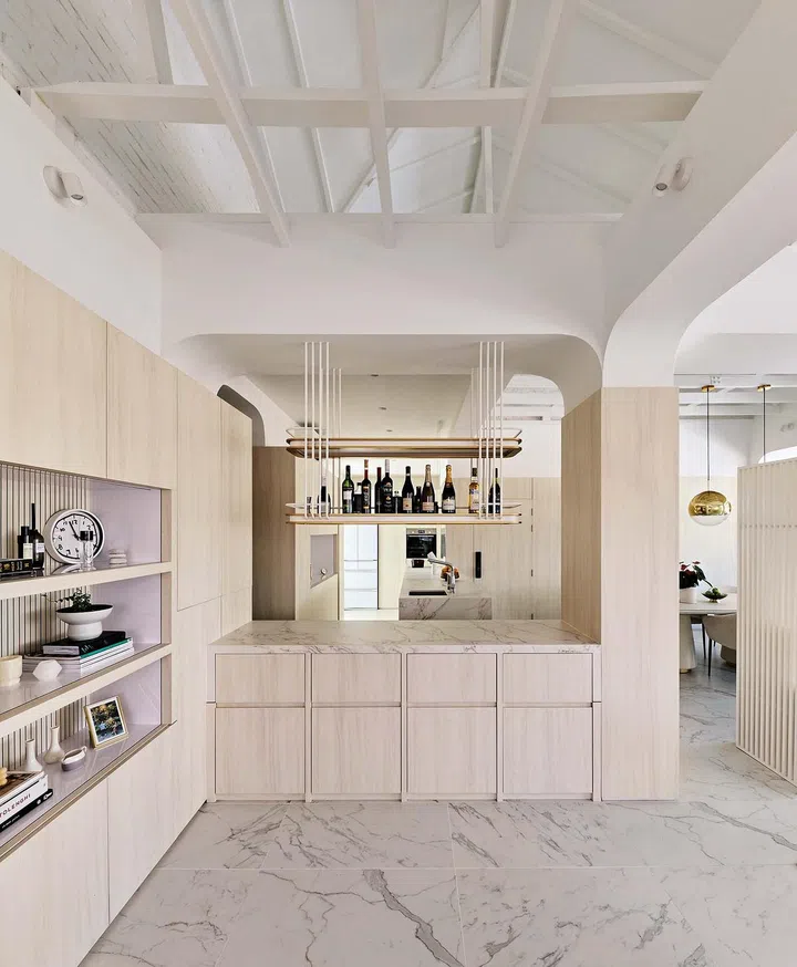 The existing
columns were
disproportionately
slender. Lawrence
had them boxed
up or clad over
to bulk them up
so as to be more
proportionate
relative to the
whole space.