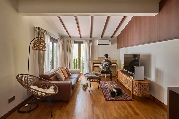 The upper-level room  functions as a second living area, combining music with lounging.