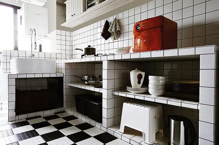 This homeowner clad his retro-inspired kitchen with embossed black and white tiles, which is non-slip and decorative at the same time. (Interior design by Io Man Style Kounsel)