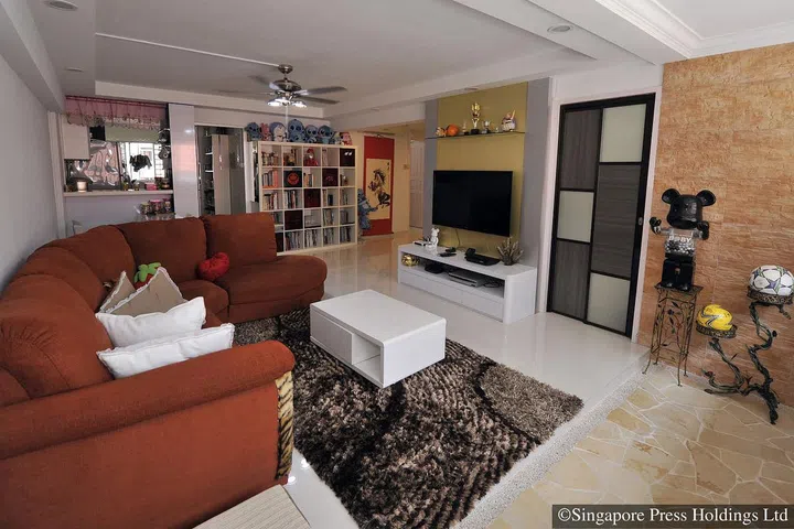 A leopard-print carpet in the living room of TV host Lee Teng.