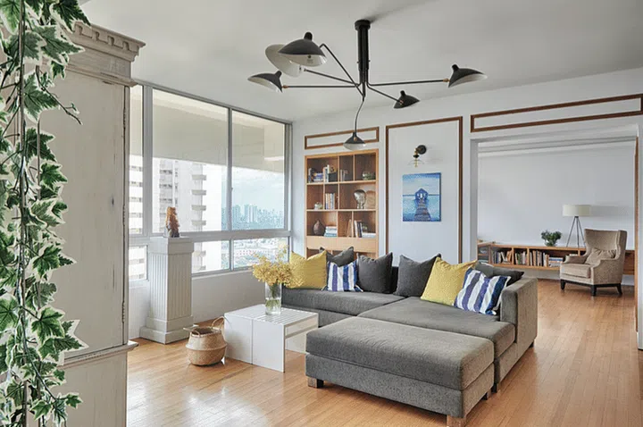 For this apartment, the designer combined an airy resort style with classical elements.