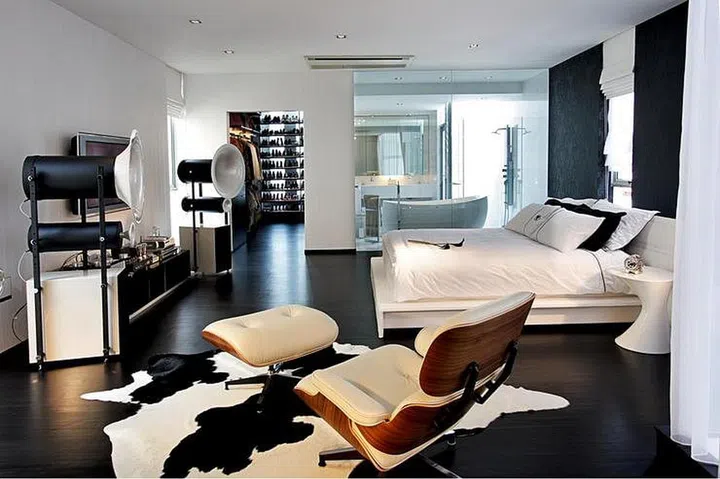 If you want this extremely luxurious and generously spaced room for yourself, your basic HDB flat master bedroom isn't going to cut it. You're going to have to add the extra space of a spare room and reconfigure the area completely. But as this designer has shown, the end result is totally worth it. Interior design by D'perception Ritz Pte Ltd