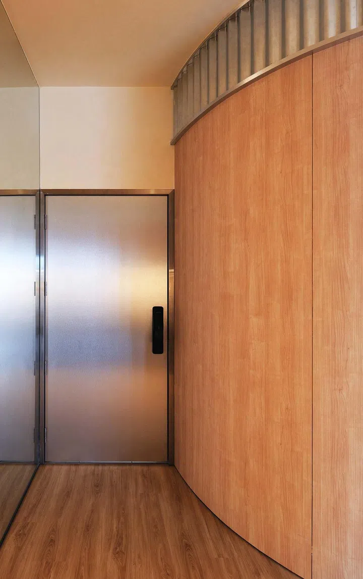 The metal
elements in the
home brings an
industrial touch.