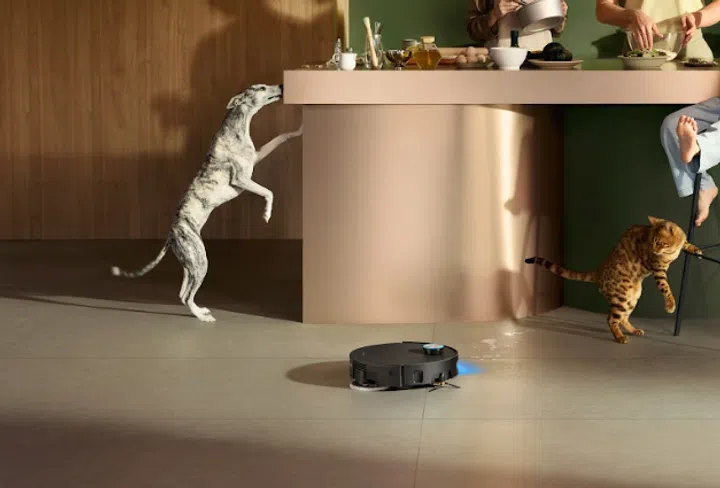 Advanced AI identification enables the vacuum to switch cleaning modes for different messes.