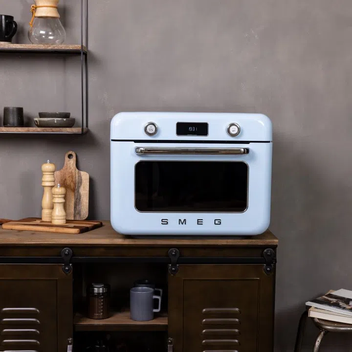 The Smeg 10-in-1 Countertop Combi-Steam Oven combines its iconic retro charm with state-of-art high performance. 