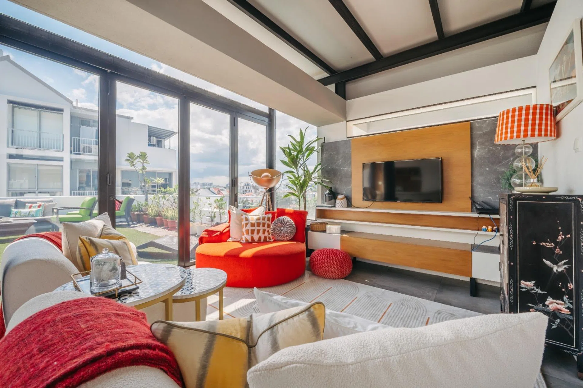 The upstairs indoor lounge continues the hotel-inspired feel, softened with Arete Culture’s furnishings and wallpaper for warmth and refinement.