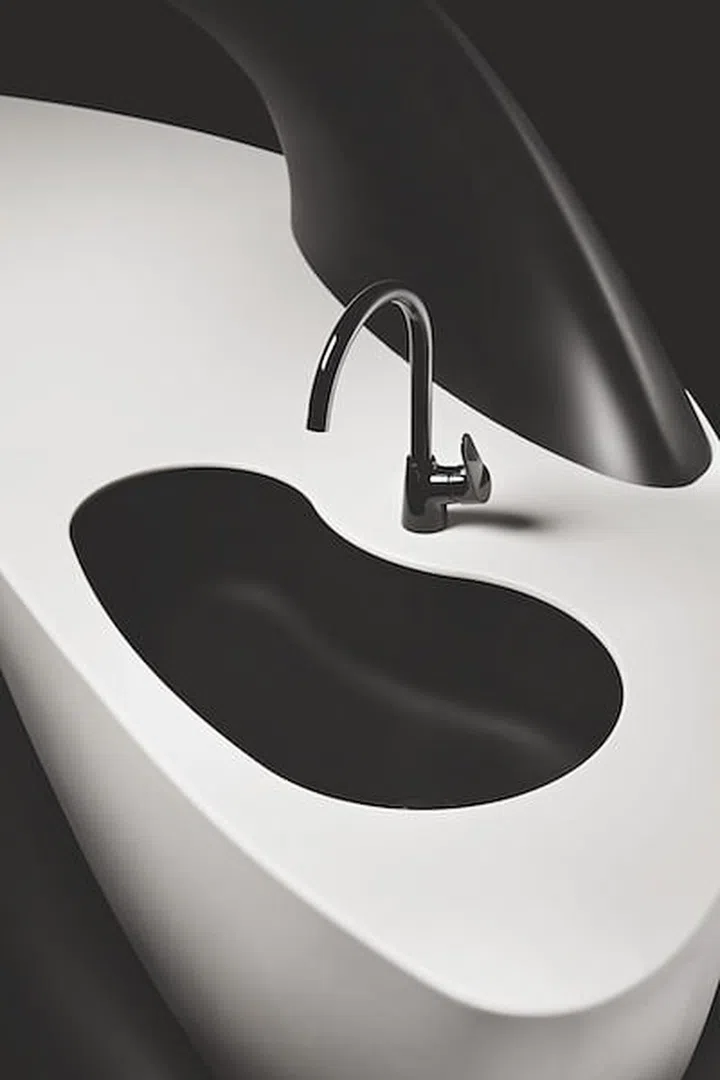 Solid surface kitchen worktop with basin in a curved shape by Evershine
