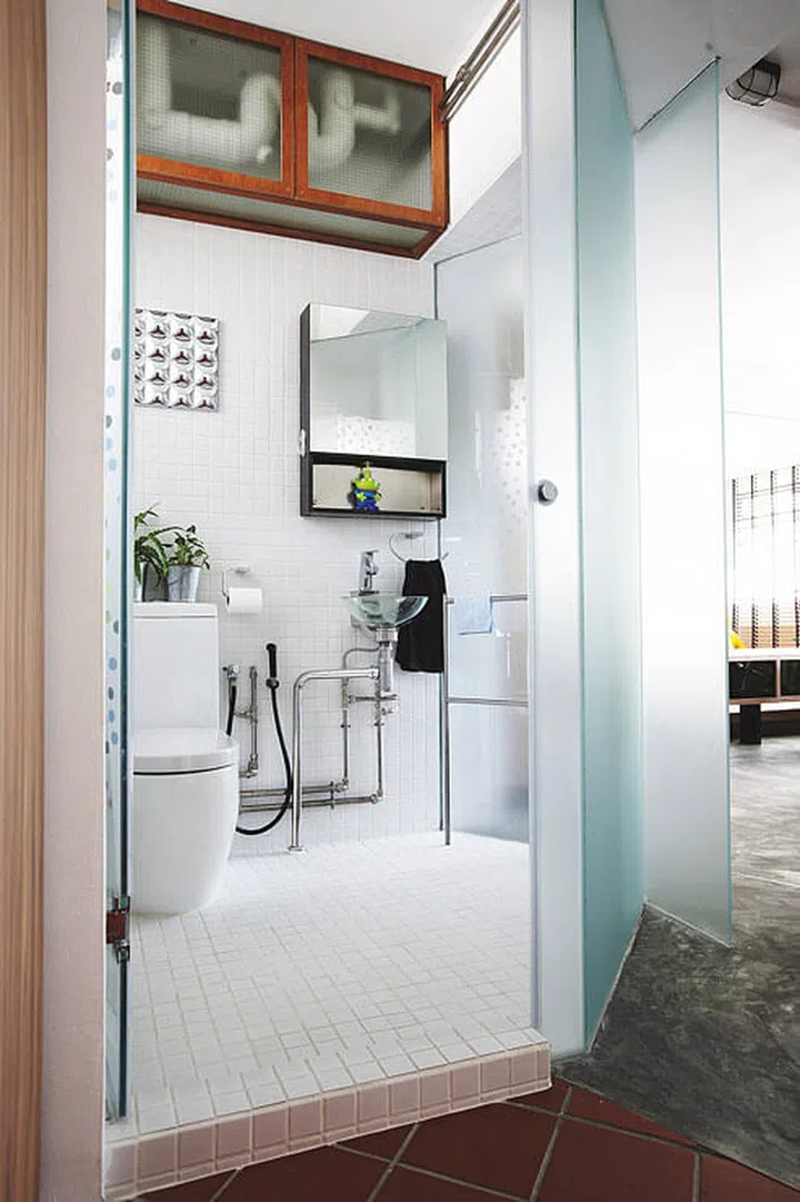 The bathroom walls’ frosted sticker panels are easier to maintain than real frosted glass, yet provide the same level of privacy.