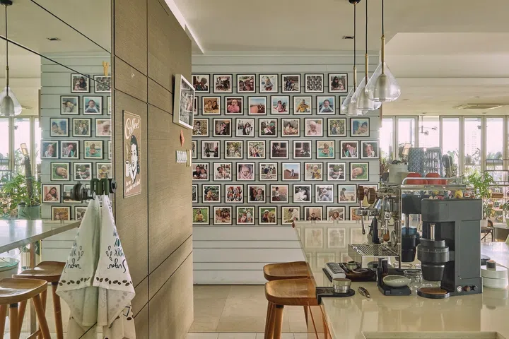 At the far end of the dry kitchen’s island, mixed tiles prints of the daughters’ photos fills the wall.