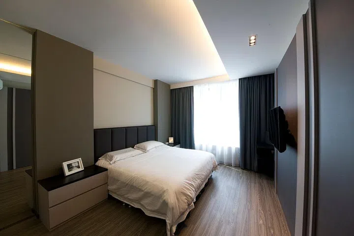 The bedroom's latte-coloured walls, with the organic nature of the wood-lookalike flooring and soft fabrics in the room, create a soothing atmosphere.