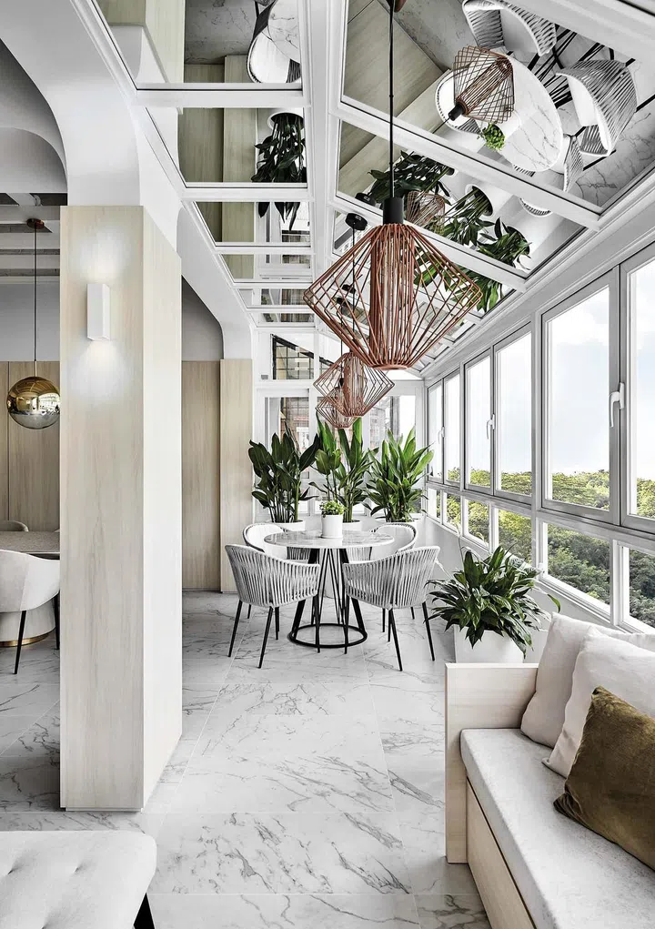 The solarium is
such a bright
and welcoming
space which feels
like part of the
outdoors that
even the birds
come to visit
when the windows
are opened.