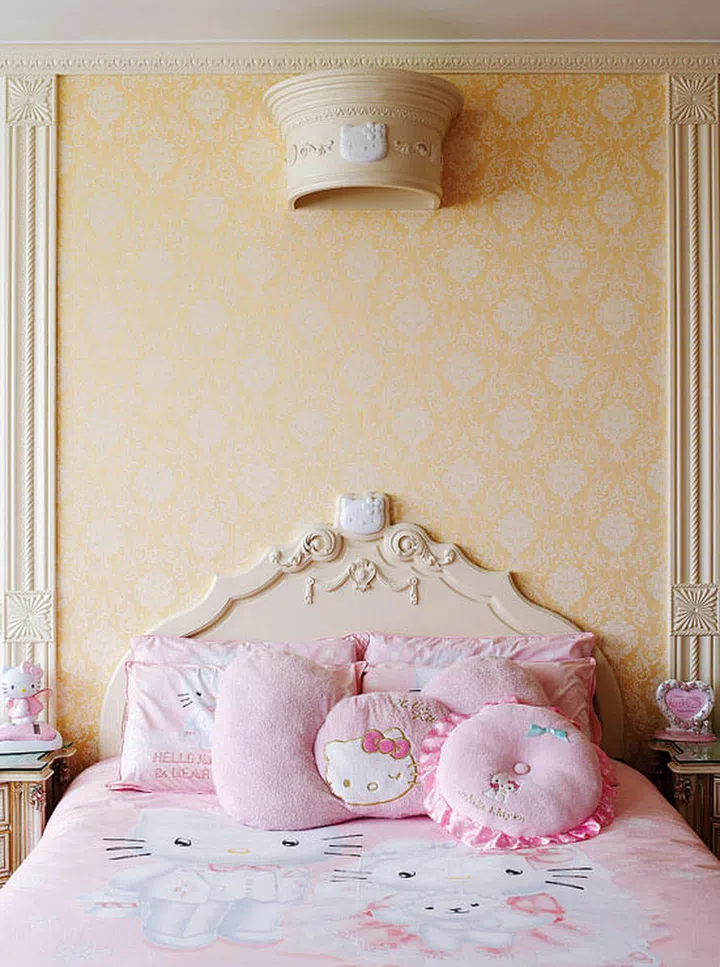 The feline’s face is even moulded onto the customised headboard of the bed.