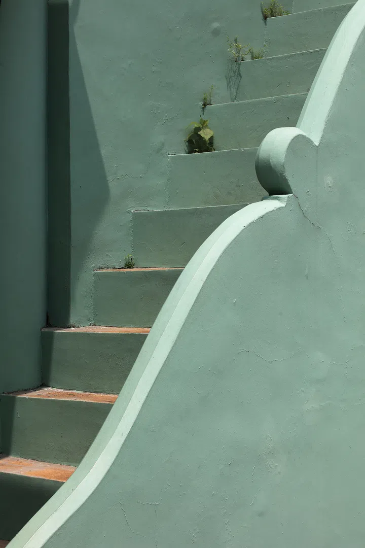 Steps and balustrade that lead up to the mosque’s twin minarets. The building is pale green, but up until the early 1990s it had a white-beige hue.