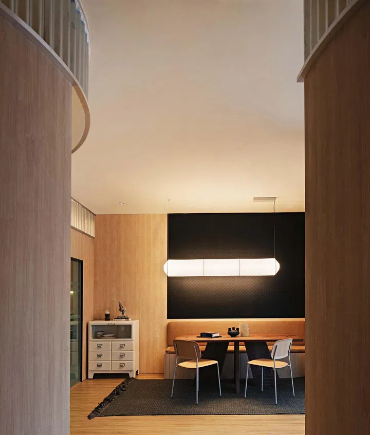 At the dining

area, a black-
painted

pegboard adds
definition and
is a suitable
backdrop for
the lamp from
Santa & Cole.