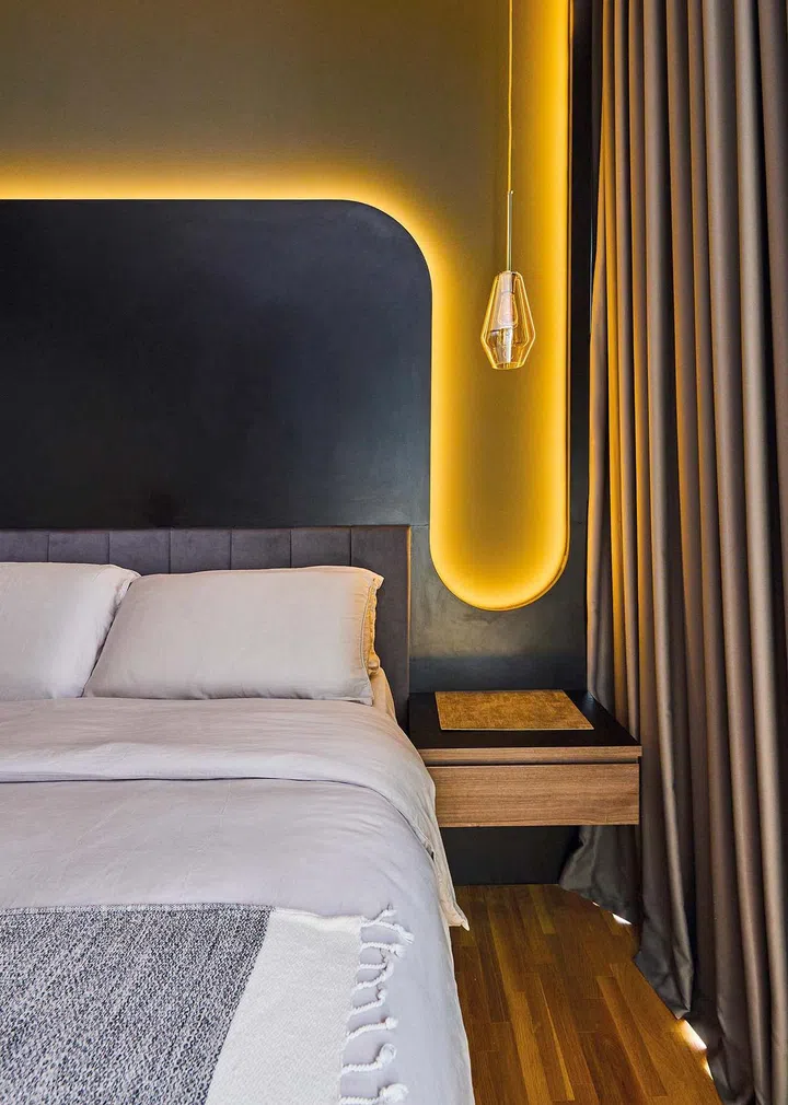 The master
bedroom
feature wall has
an interesting
asymmetrical
and curved
design that went
through several
iterations.