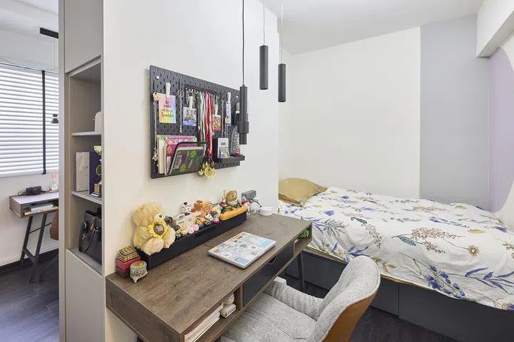 Child's bedroom with separate study areas in a HDB Executive Maisonette along Woodlands Drive for a family of 5.