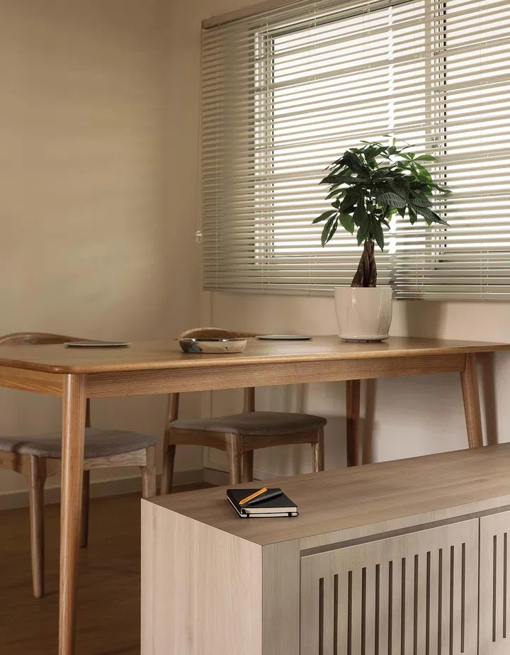 The customised dining bench serves three purposes- as seating, for shoe storage, as well as defining the entrance foyer threshold.