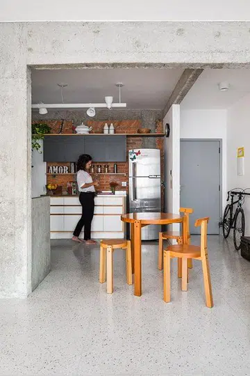 With exposed beams and raw brick walls, this Brazilian apartment — designed by Vitro — exudes an industrial and eclectic look.