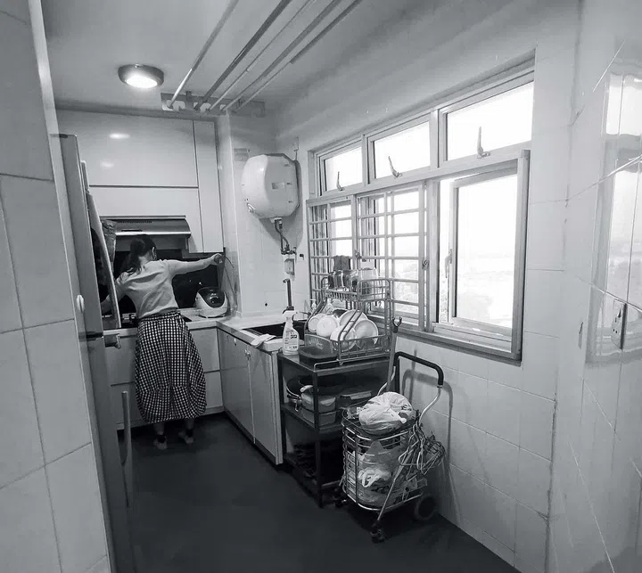 A plain kitchen.