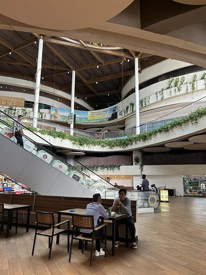 Shopping complex within Forest City JB. Some retail and food and beverage stores were open but most retail stores were closed and under construction as of June 2024. Photo Isabel Lim