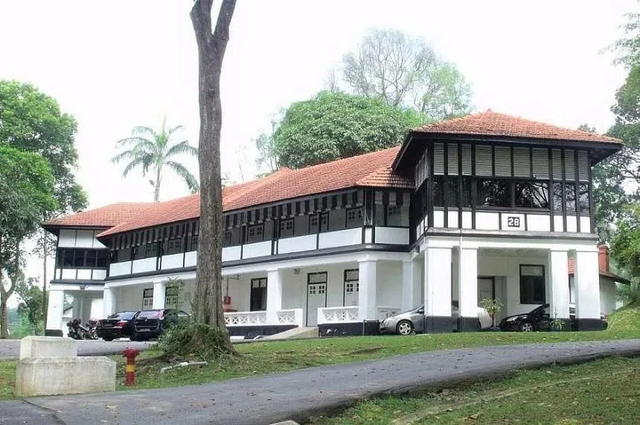 Each bungalow features a unique butterfly-shaped semi-detached layout with full-length verandahs. The bungalows were designed with tropical sensibilities while retaining their English roots.