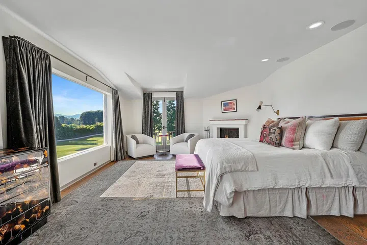 Big windows offer excellent golfcourse and city views.