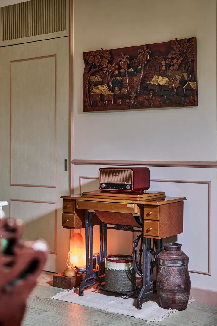 A classic radio and collectibles styled on a vintage Singer sewing table in a 4-room HDB resale in Sunset Way.